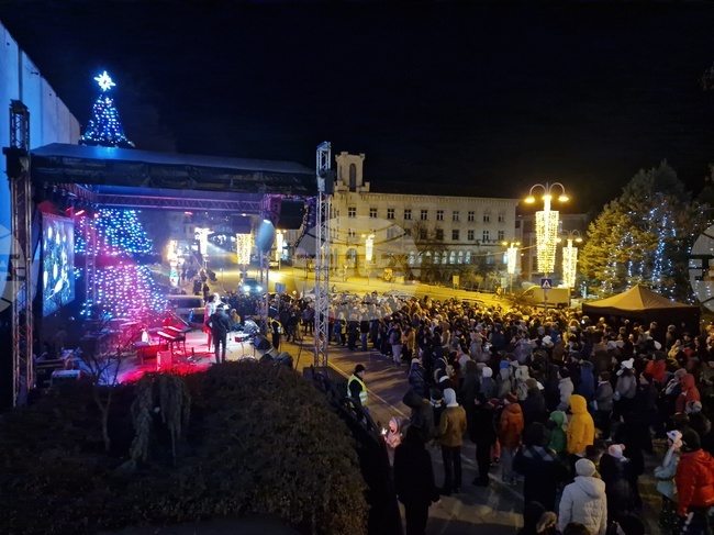 С фойерверки, музика, танци, баница с късмети и напитки граждани и гости на Велико Търново посрещнаха заедно пред Общината 2026 година