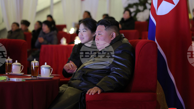 Дъщерята на севернокорейския лидер направи първото си официално посещение на мавзолея на предците си