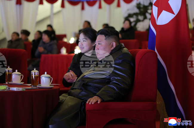 Дъщерята на севернокорейския лидер направи първо официално посещение на мавзолея на предците си