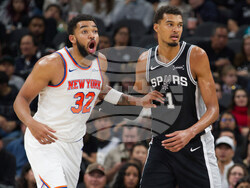Knicks Spurs Basketball
