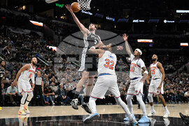 Knicks Spurs Basketball
