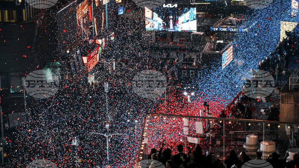 Ню Йорк посрещна 2026 г. с емблематичното пускане на топката на "Таймс Скуеър"