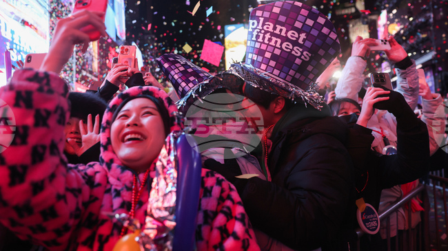 Светът посрещна 2026 година