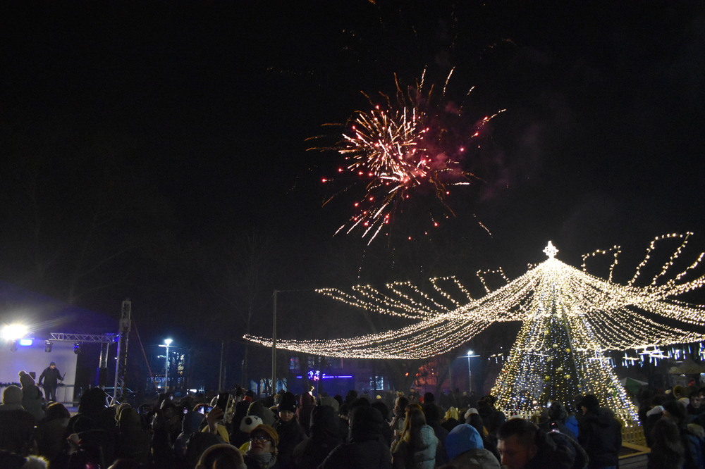 С кръшни хора на площада започна Новата 2026-та година за Разград 