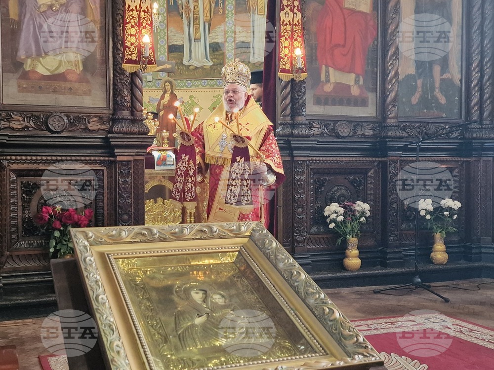 Господи, благослови настъпващата година с твоята благост и човеколюбие, каза Старозагорският митрополит Киприан в молебен за Новата година