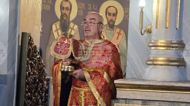 Вярващи се събраха в плевенския храм "Света Параскева", за да почетат паметта на свети Василий Велики