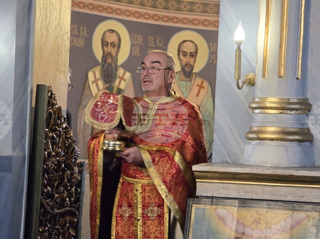 Вярващи се събраха в плевенския храм "Света Параскева", за да почетат паметта на свети Василий Велики