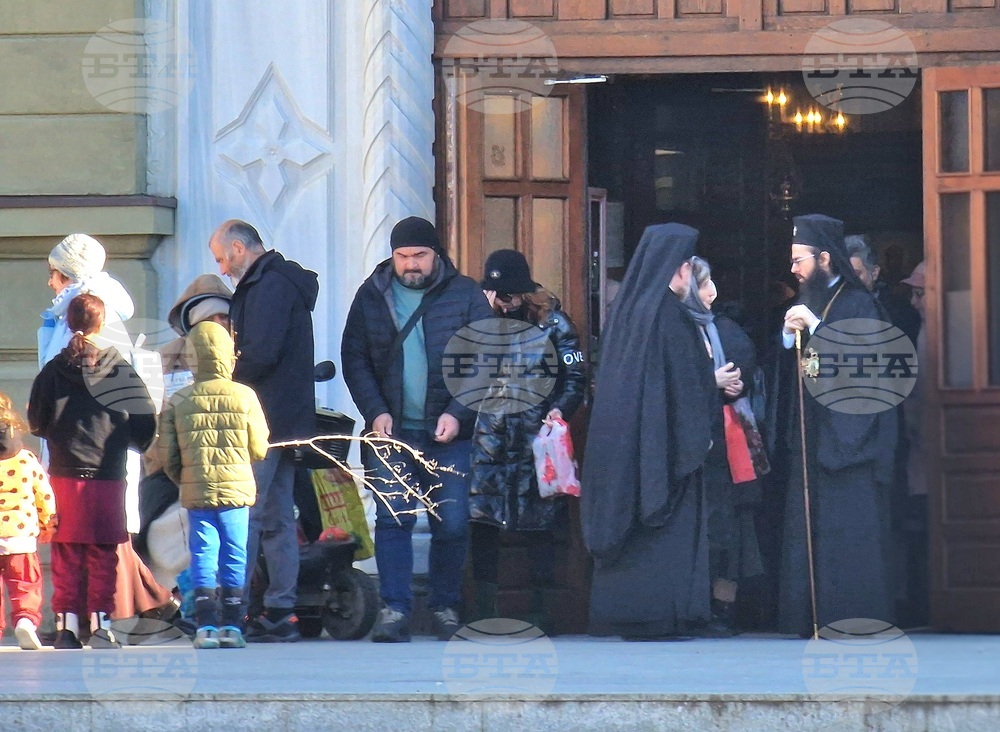 Да преодолеем разделенията чрез любов и смирение, призова на богослужение в Бургас Сливенският митрополит Арсений