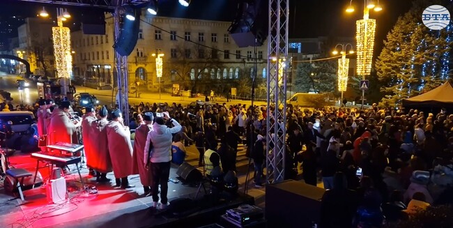 С фойерверки, музика, танци, баница с късмети и напитки граждани и гости на Велико Търново посрещнаха заедно пред Общината 2026 година