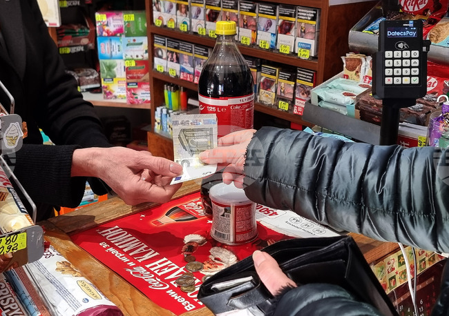 Във Варненска област клиенти се разплащат в брой в левове 