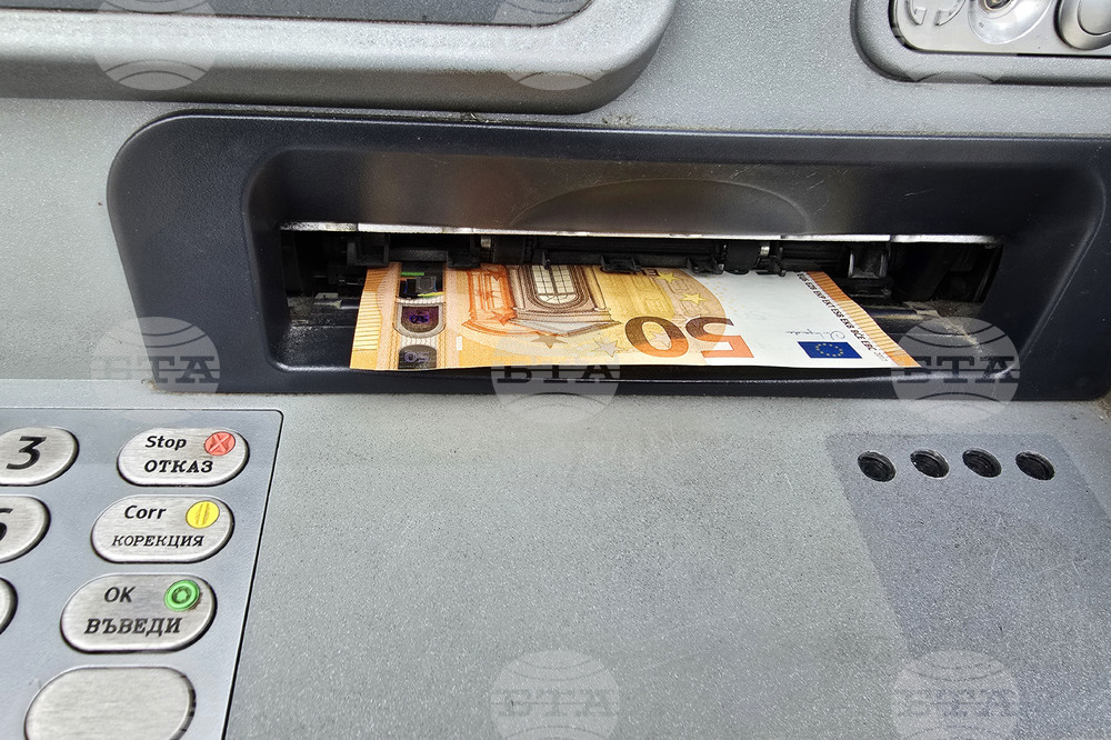 Зареждането с евро на определени банкомати на Банка ДСК ще се осъществи между 2-5 януари по технически причини, съобщиха от банката 