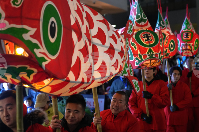 Над 200 ръчно изработени фенера бяха показани на фестивал в Китай за предстоящата Лунна нова година