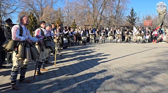 Петрич посрещна първия ден на Новата година със станчинарски игри "Сурва" и над 5000 участници