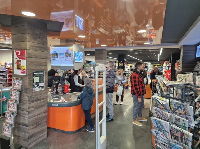 В следобедните часове на първия ден на България в еврозоната повечето търговци в Старозагорско връщат ресто в левове