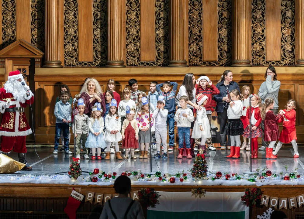 Концертът „Зимни и коледни забави“ на училище „Св. св. Кирил и Методий“ в Бостън се състоя в залата Мелроуз Мемориъл Хол