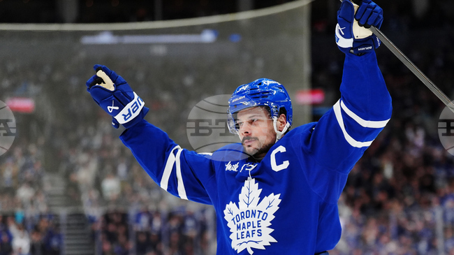 Остън Матюс вкара хеттрик и добави една асистенция, а Торонто Мейпъл Лийфс преодоля три гола пасив и победи гостуващия Уинипег Джетс в НХЛ