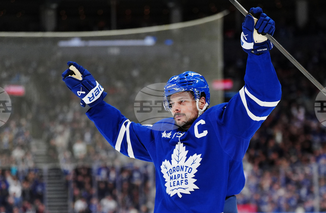 Остън Матюс вкара хеттрик и добави асистенция, а Торонто Мейпъл Лийфс преодоля три гола пасив и спечели срещу гостуващия Уинипег Джетс в НХЛ