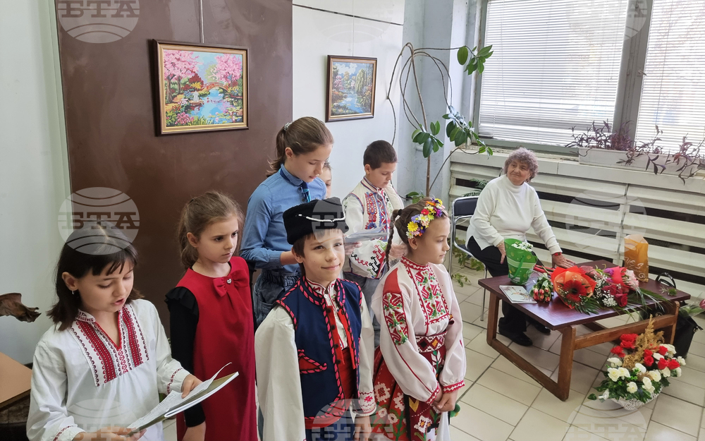 Живописни пана с пролетни цветя и пейзажи „разцъфнаха“ в изложба в Регионалната библиотека в Разград