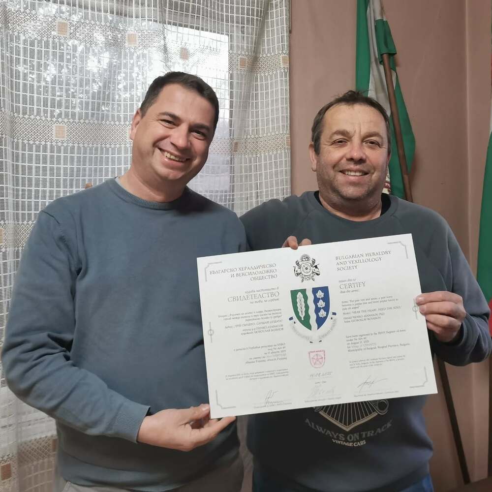 Емблематичните за Ушинци символи - тополите и реката, са вплетени в герба на разградското село