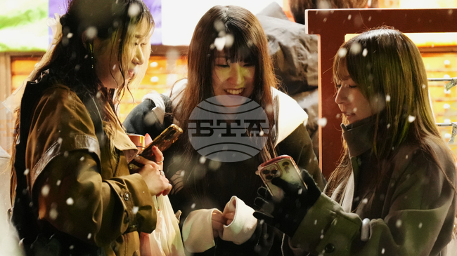 Близо 40 на сто от младите японци предпочитат новогодишните подаръци да са под формата на електронен превод, но средната сума за „отошидама“ намалява тази година