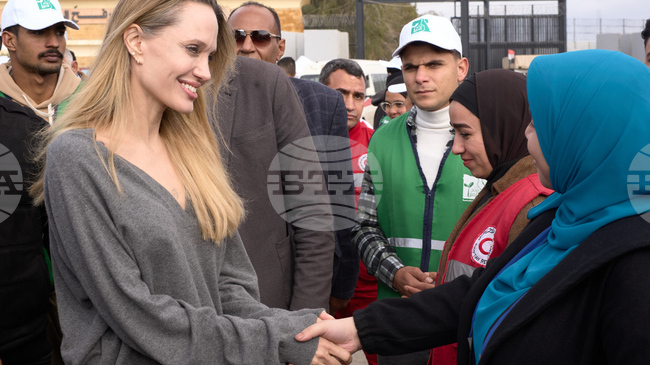 Холивудската звезда Анджелина Джоли посети граничният пункт Рафах между Газа и Египет