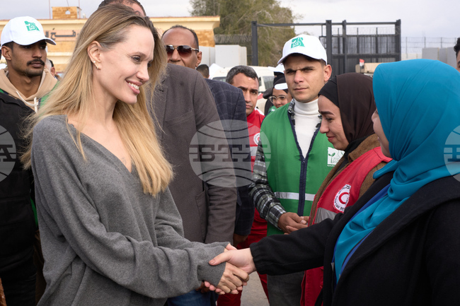 Холивудската звезда Анджелина Джоли посети граничният пункт Рафах между Газа и Египет