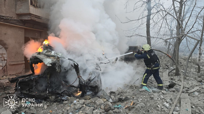 Украинските военновъздушни сили заявиха, че Русия е изстреляла повече от 400 дрона и ракети през нощта