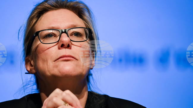 Двамата френски съдържатели на бара в Кран Монтана, в който се разрази смъртоносния пожар, са били разпитани от разследващите