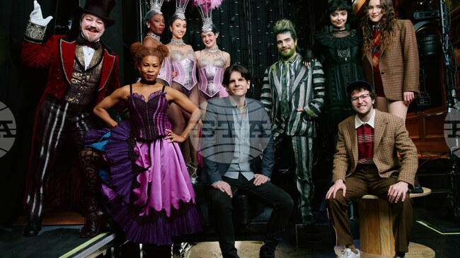 Четири представления на режисьора Алекс Тимбърс едновременно се играят на Бродуей