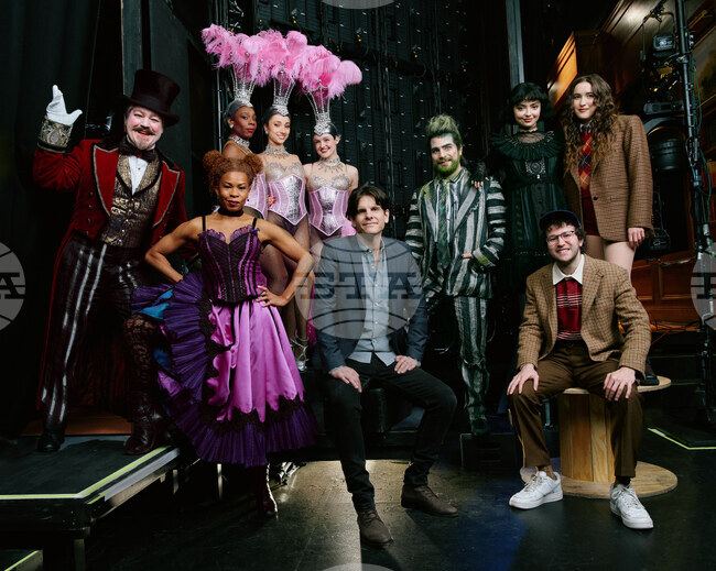 Четири представления на режисьора Алекс Тимбърс едновременно се играят на Бродуей