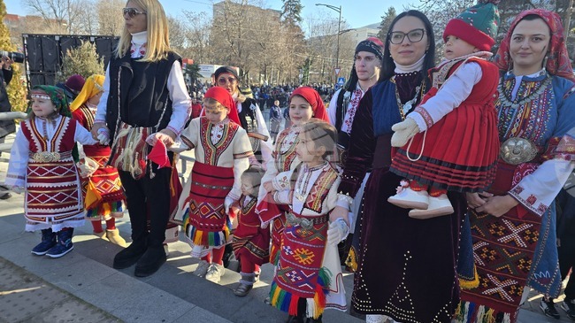 Бебе на 52 дни е най-малкият участник в станчинарски игри "Сурва" – 2026 в Петрич