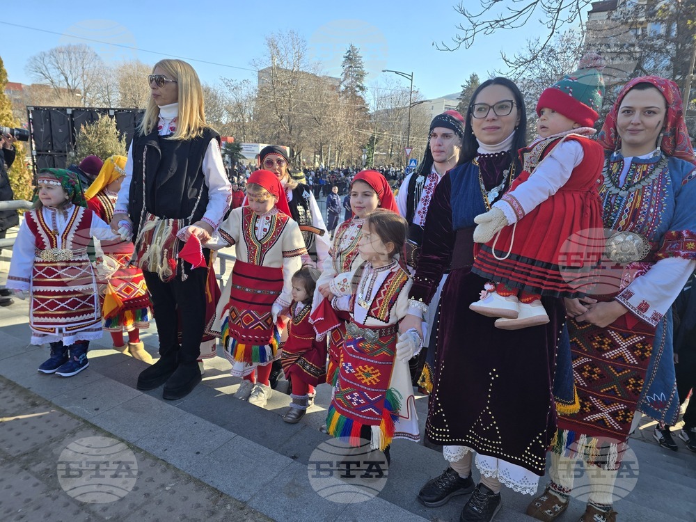 Бебе на 52 дни е най-малкият участник в станчинарски игри "Сурва" – 2026 в Петрич