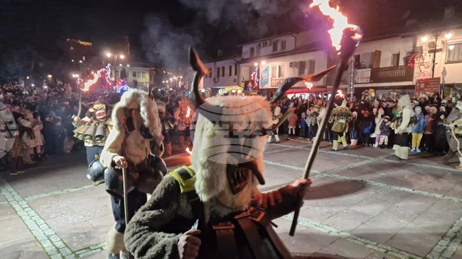 Кукери от село Мещица за първи път гостуваха във Велико Търново и показаха сурвакарски обичаи от пернишкия регион