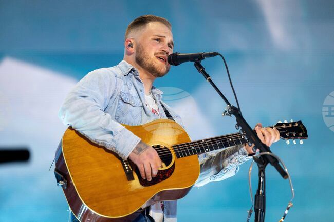 Певецът Зак Брайън оглави класацията на "Билборд" за албуми