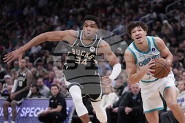 Hornets Bucks Basketball