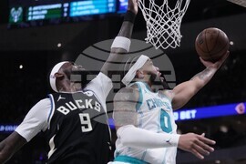 Hornets Bucks Basketball