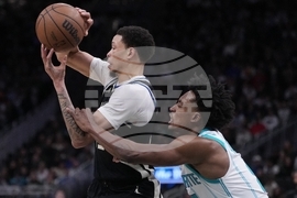 Hornets Bucks Basketball