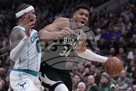 Hornets Bucks Basketball