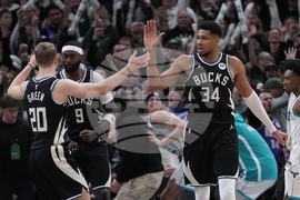 Hornets Bucks Basketball