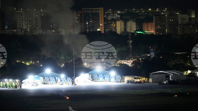 АП: Най-малко 7 експлозии отекнаха в Каракас, самолети летят ниско над венецуелската столица