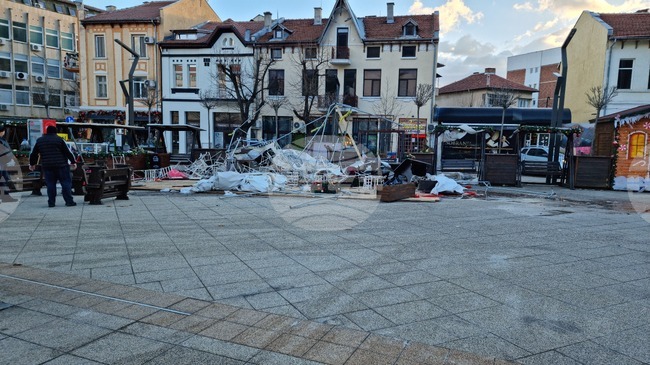 Нормализира се обстановката във Враца след ураганния вятър