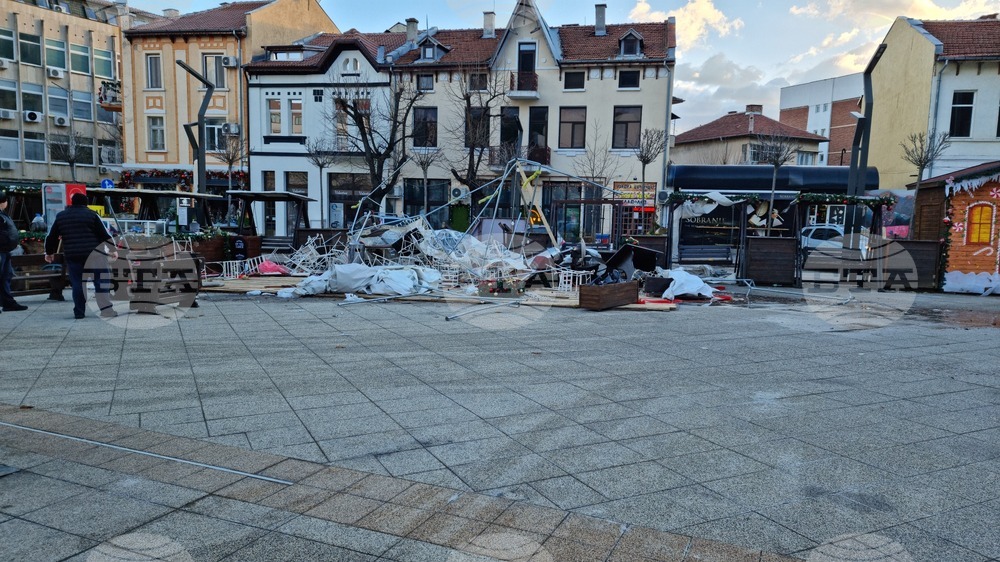 Нормализира се обстановката във Враца след ураганния вятър