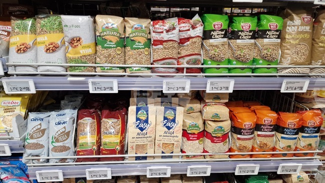 В хипермаркети, магазини и аптеки в Шумен клиентите пазаруват в левове и евро, установи репортерска проверка на БТА