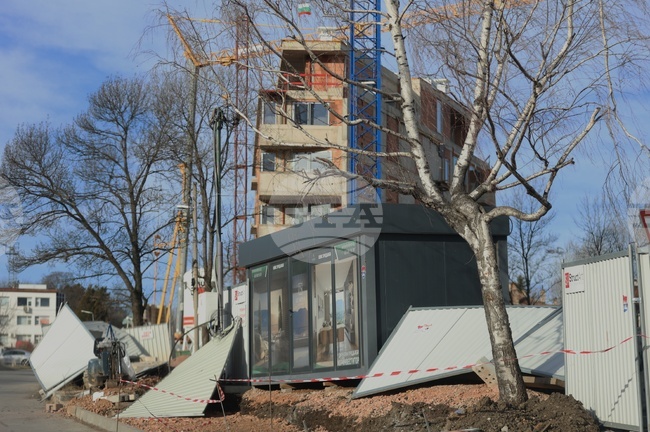 Не стойте на открито, има опасност от падащи предмети, съветват от пожарната във връзка със силния вятър на места в страната 