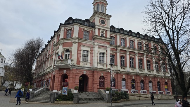 През януари плевенският Драматично-куклен театър "Иван Радоев" предлага на своите зрители общо 17 представления