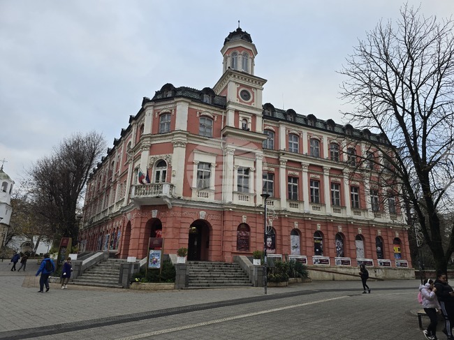 През януари плевенският Драматично-куклен театър "Иван Радоев" предлага на своите зрители общо 17 представления