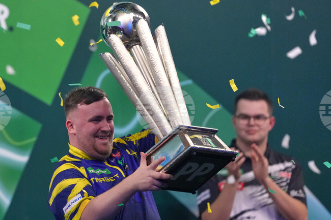 Люк Литлър спечели втора поредна световна титла по дартс след унищожително представяне във финала