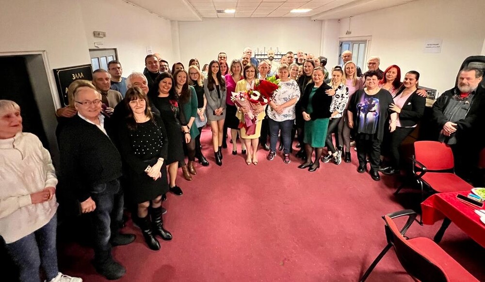 Нинова: Мили дами, бъдете здрави, обичани и обичащи