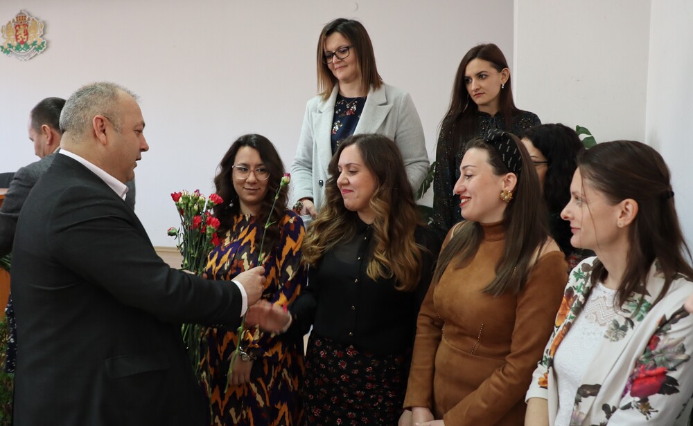 Кметът на Ардино инж. Изет Шабан подари 1 200 карамфила на дамите за 8-ми март