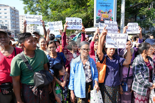 Хунтата в Мианма обяви днес, че е амнистирала над 6000 затворници; бяха обявени и частичните резултати от първата фаза на изборите в страната